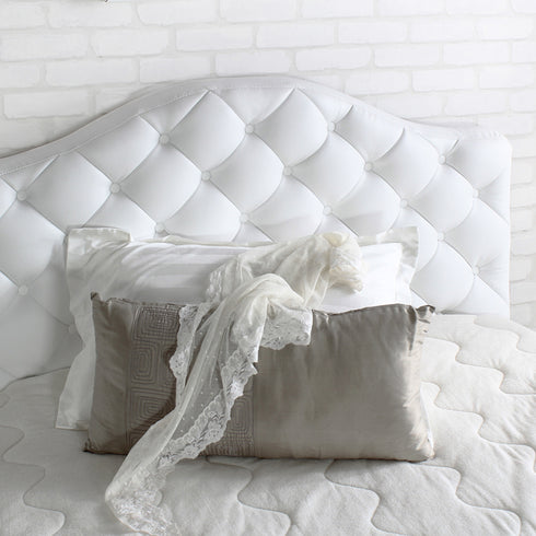 【ふかふかのヘッドボード】ボリュームたっぷりのハイバックに寄りかかれば、まるでホテルのような贅沢な時間が流れます。